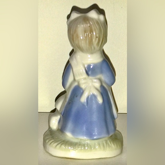 Early Mid Century Antique Young Girl in Dress Holding Violin Fiddle Figurine - Picture 9 of 9
